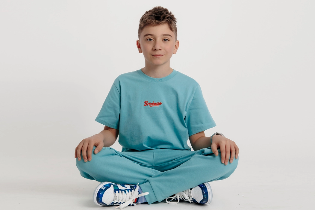 Albert Oprea lucrând la o creație Brickasso®