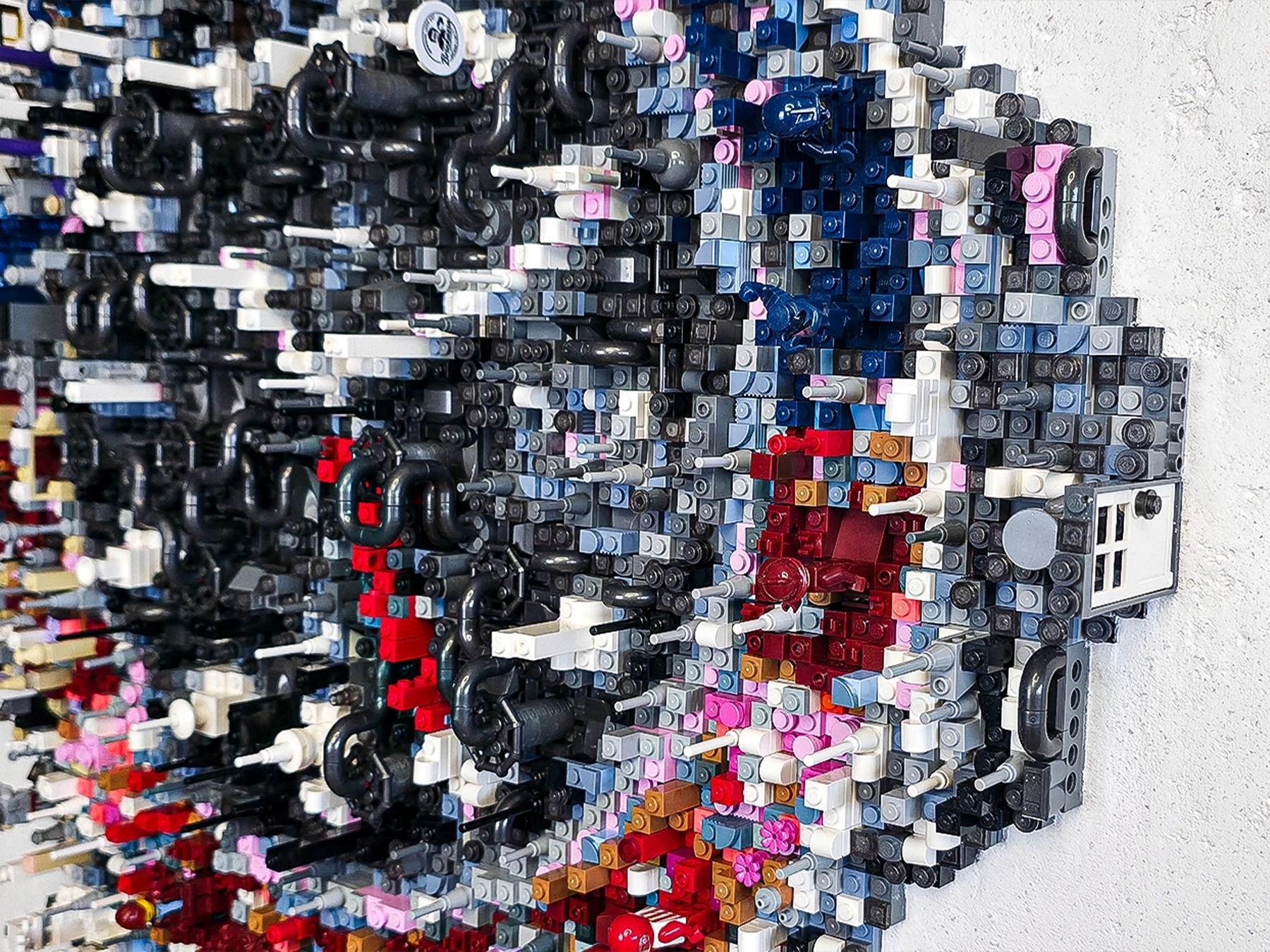 Detaliu cu minifigurine și fabrica vieții din lucrarea Pepsi