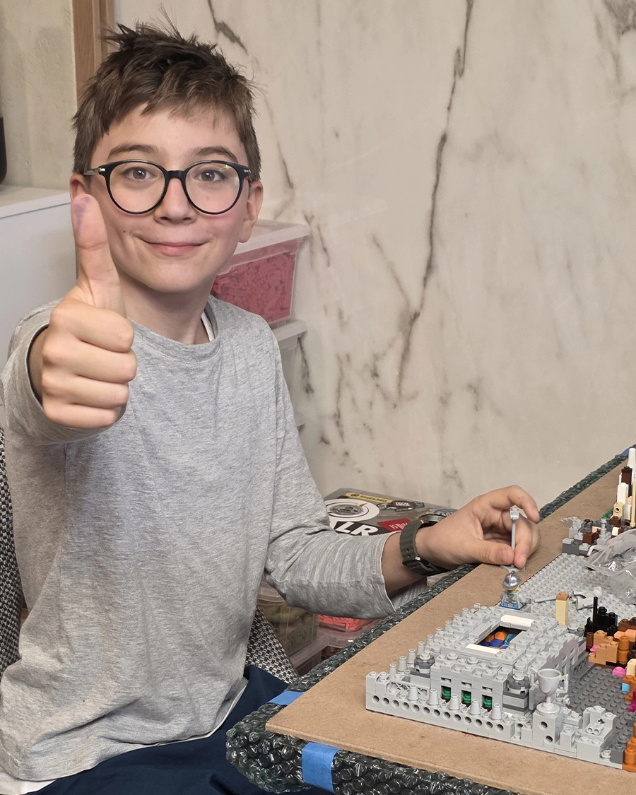 Albert Oprea lucrând la o creație Brickasso®