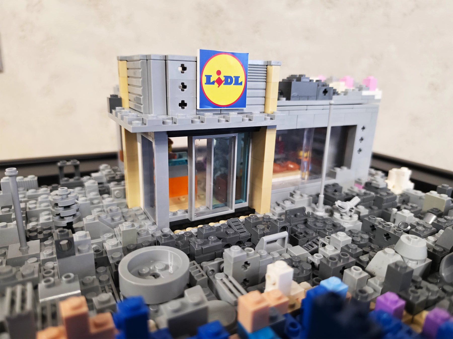 BRICKASSO No. 15, detaliu cu miniscenă
